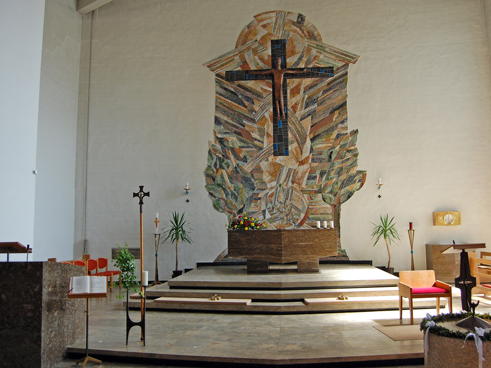 Das farbenintensive Mosaik, gefertigt von Benedict Schmitz aus Ingolstatdt, zeigt die Ezechiel-Vision von der Tempelquelle (Ez 47,1-12) Altarmosaik