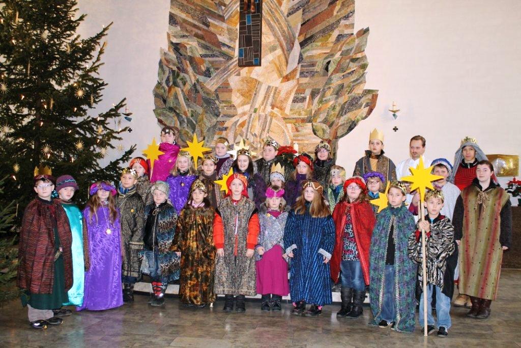 Die Sternsinger bei der Aussendung in der Kirche