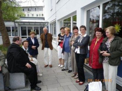 Gedankenaustausch mit Alexander Brehm bei Kaffee auf dem Kirchenvorplatz Ausflug des Kirchenchors nach Erlangen 2012