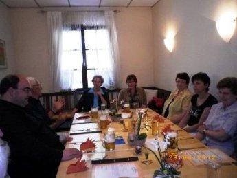 Gemeinsames Mittagessen im Bretterhotel Kirchenchor-Ausflug nach Erlangen 2012