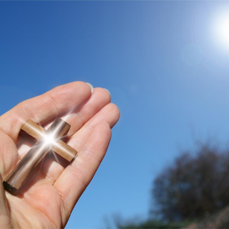 Kreuz in Hand