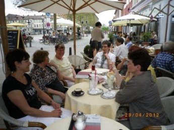Kaffeetrinken im Schloss-Café Kirchenchor-Ausflug nach Erlangen 2012