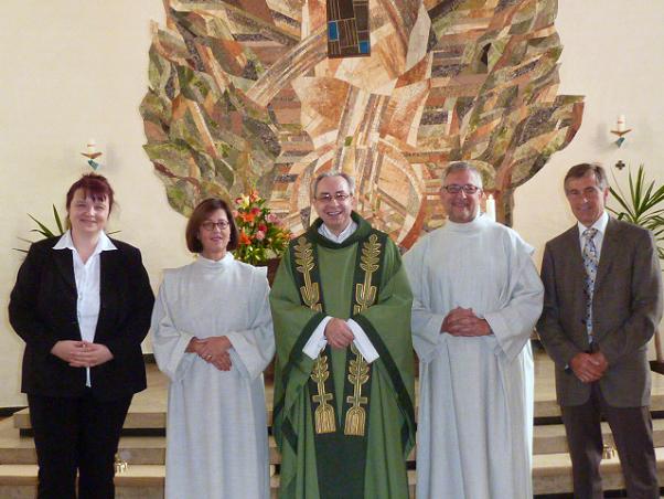 Kirchenpflegerin Annett Griesbach (links), Sabine und Franz Keil sowie stv. Pfarrgemeinderat-Vorsitzender Willi Prechtl (rechts) verabschiedeten Pfarradministrator Arpad Bernath, der nach Veitsbronn wechselt. Verabschiedung Pfarrer Bernath