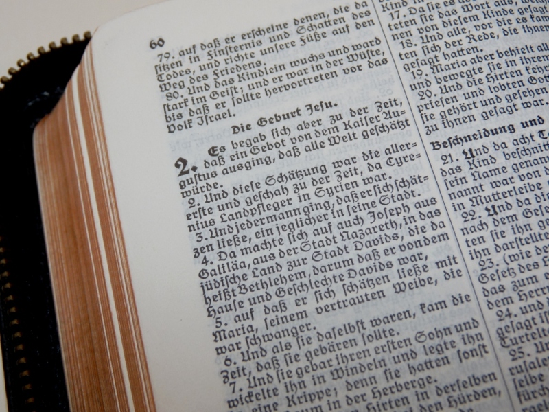 Lektoren lesen ein oder zwei Texte aus der Heiligen Schrift und tragen die Fürbitten vor. Evangelium