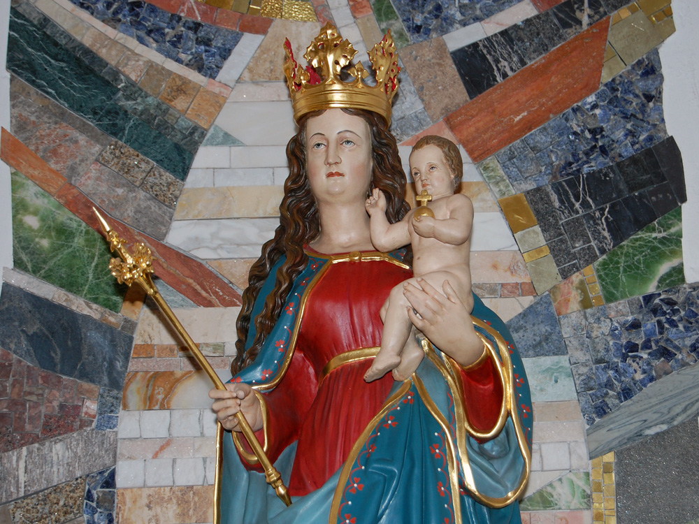 Marienstatue mit Wandmosaik Kirche_Marienbild
