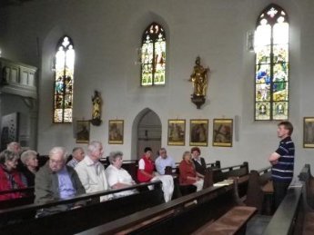 Mesner Herr Stumpf erläutert die Geschichte der kath. Pfarrkirche St. Thomas Studienfahrt nach Wallenfels 2012