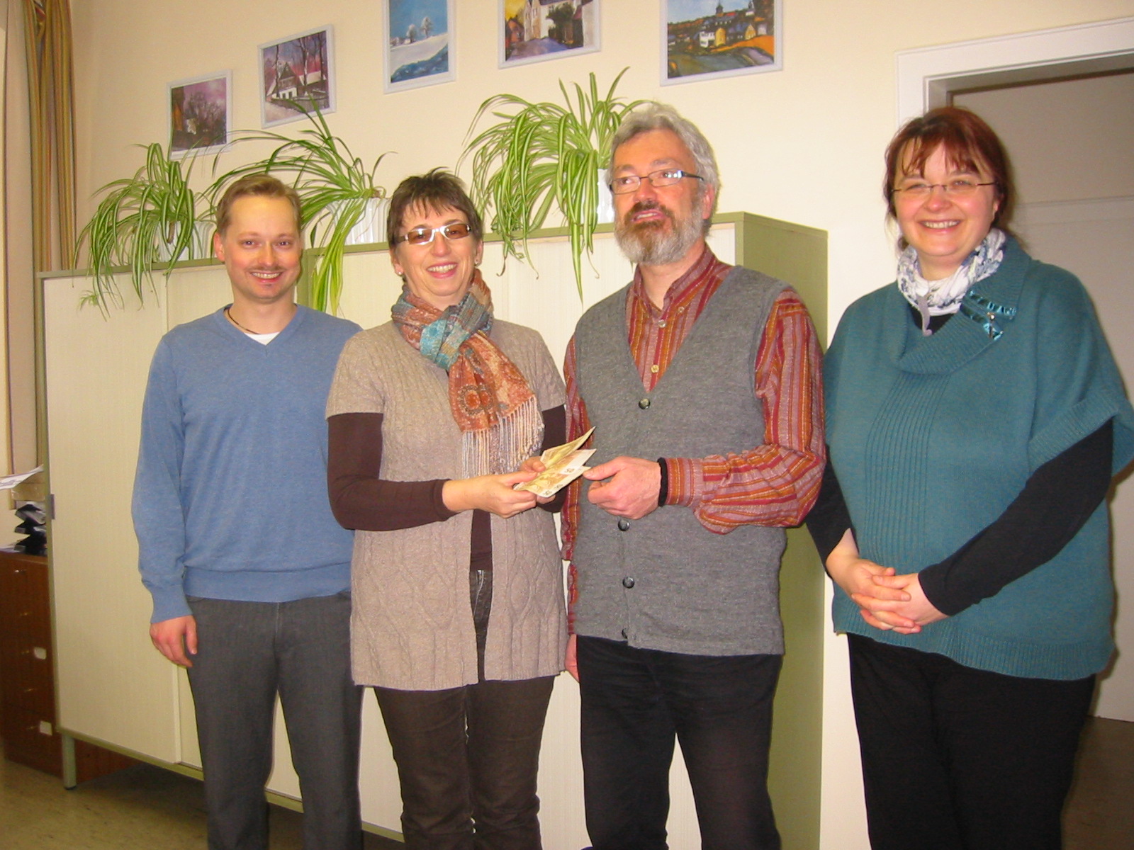 Monika Knöpfle, Annett Griesbach und Pfarradministrator Sebastian Masella bei der Spendenübergabe mit Pfarrer Horst Bergmann Spende des Frauenkreises an Pfarrer Bergmann