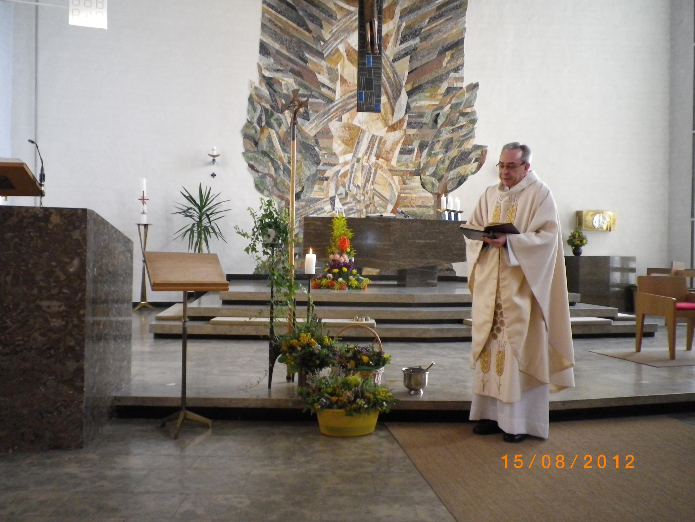 Pfarrer Arpad Bernath weiht Kräutersträuße Maria Himmelfahrt 2012