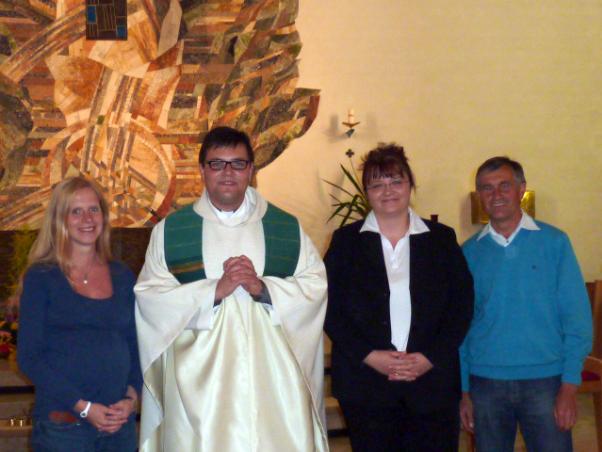 Pfarrgemeinderatsvorsitzende Monika Sauer (links), Kirchenpflegerin Annett Griesbach und stellvertretender Pfarrgemeinderatsvorsitzender Willi Prechtl (rechts) sagen Kaplan Florian Stark auf Wiedersehen. Verabschiedung Kaplan Florian Stark