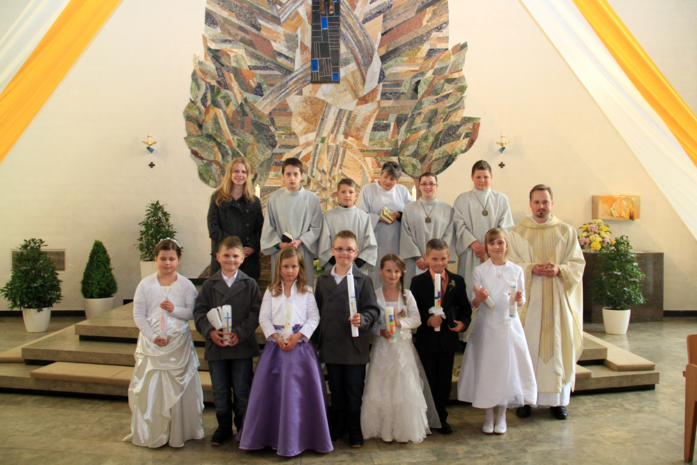 Sieben Jungen und Mädchen empfingen die heilige Kommunion. Erskommunion 2014